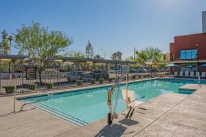 テンピにあるChic 2BD Pool Gym Parking WD Sleeps8のエアタミンを使用した建物内のスイミングプール