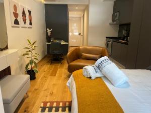 Et opholdsområde på Hermoso Loft en la Roma Norte + 22 billeder