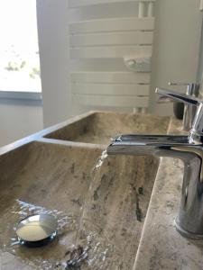 Koupelna v ubytování Maison d'hôtes la Doma Venterol chambres & SPA