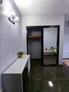 Un baño con encimera, espejo y sofá. en บ้านสไตล์รวมสมัย ในเมืองเชียงใหม่ ใกล้สนามบิน, en Chiang Mai