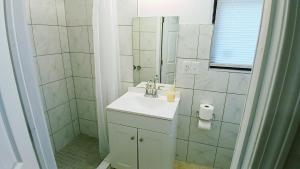 Baðherbergi á Neat bedroom with Exclusive bath -FREE WIFI-Self check in- New London-Mystic