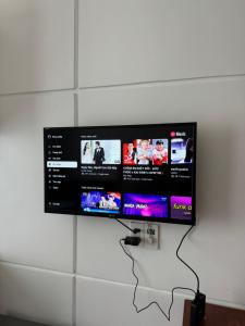 TV a/nebo společenská místnost v ubytování LÉ BOISE HOTEL Đà Lạt
