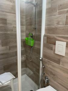 W łazience znajduje się prysznic z zielonym wiadrem. w obiekcie Hotel Barbiani w mieście Riccione +37 zdjęć