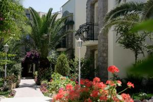 Un jardín frente a un edificio con flores. en Bella Garden Hotel, en Bodrum City