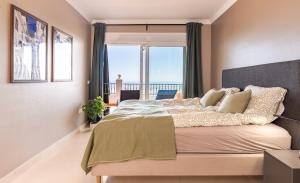 En eller flere senge i et værelse på Luxurious & Elegant 3-bed apartment - Mijas Pueblo + 22 billeder