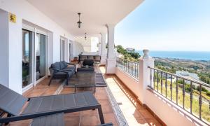En balkon eller terrasse på Luxurious & Elegant 3-bed apartment - Mijas Pueblo
