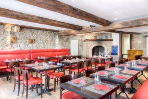 un restaurant avec des tables et des chaises et une cheminée dans l'établissement Aux Prisons de Montagny, à Montagny 51 autres photos