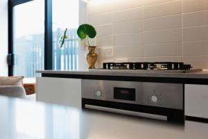 ウェリントンにあるChic 2BR Apartment - Secure Gated Complex in CBDのキッチン(コンロ付)