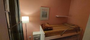 a small bed in a room with a lamp at Natura e spa in Cairo Montenotte