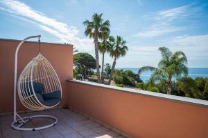 a swing on a balcony with a view of the ocean at AT009 Rebolç in Torredembarra