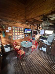 a room with a table and chairs and a kitchen at CABAÑA STANDARD pileta-cochera in Río Ceballos