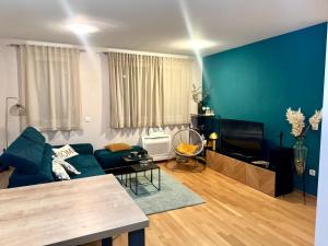 Posezení v ubytování Cozy apartment on top location with private parking