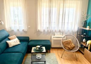 Posezení v ubytování Cozy apartment on top location with private parking