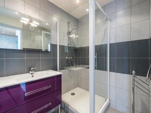 W łazience znajduje się fioletowa umywalka i prysznic. w obiekcie Appartement lumineux proche pistes, commerces, balcon - FR-1-502-408 w mieście Tignes