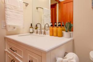 un bagno con lavandino e bottiglie di #Marbella Lane - Hidden Gem on Scenic Shady Lake a Renton Altre 49 foto