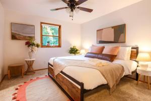 una camera con un grande letto e un ventilatore a soffitto di #Marbella Lane - Hidden Gem on Scenic Shady Lake a Renton