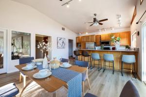 una sala da pranzo e una cucina con tavolo e sedie di #Marbella Lane - Hidden Gem on Scenic Shady Lake a Renton