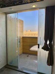 O baie la Pyramids Luxury Hotel