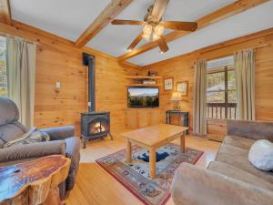 ein Wohnzimmer mit Tisch und Kamin in der Unterkunft Mountain Serene #119 in Sevierville