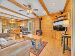 ein Wohnzimmer mit Couch und Kamin in der Unterkunft Mountain Serene #119 in Sevierville