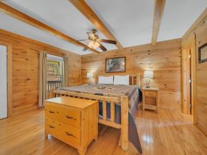 ein Schlafzimmer mit einem Bett in einer Blockhütte in der Unterkunft Mountain Serene #119 in Sevierville