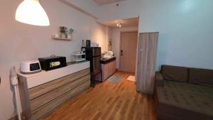 MarilaoAndele's Place的一间带厨房的房间和一间带沙发的客厅