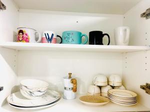 Příslušenství pro přípravu čaje a kávy v ubytování The Sleek Shelter