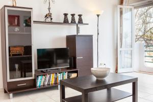 TV a/nebo společenská místnost v ubytování B77 - Im on Avenida Apartment in Lagos