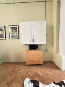 Televisyen dan/atau pusat hiburan di Ta' Nikola - Your Own Cosy Studio