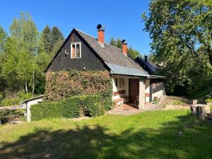 a house with ivy growing on the side of it at Chalupa Peťka in Rudník +23 photos