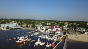una vista aerea di un porto turistico con barche in acqua di Tavern on the Bay Hotel - Meyer Lansky Suite a Somers Point
