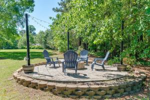 Zahrada ubytování Fire Pit and Pool Access Quiet Holly Springs Home