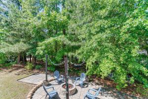Zahrada ubytování Fire Pit and Pool Access Quiet Holly Springs Home