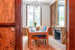 トゥールにあるLa Maison de Ronsard - By PrestiPlaceのダイニングルーム(テーブル、椅子、暖炉付)