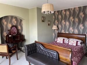 a bedroom with a bed and a couch in it at Eagle Tavern in Faringdon