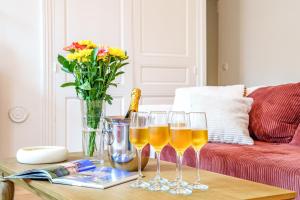 トゥールにあるLa Maison de Ronsard - By PrestiPlaceの四杯のワイングラスと花瓶