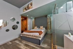 Un pat sau paturi într-o cameră la Hotel Zensual +41 fotografii