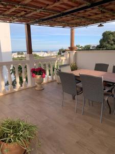 Balkón nebo terasa v ubytování Maison Alriad - Alojamiento familiar tranquilo cerca del mar con jardín, porche y parking privado en el interior de la finca no apto para fiestas