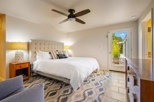 En eller flere senge i et værelse på Above It All + 57 billeder