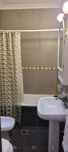 ein Badezimmer mit Waschbecken, Toilette und Badewanne in der Unterkunft Urquiza in Santa Fe