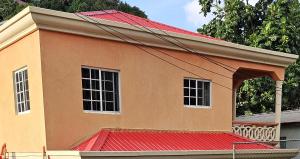 金斯敦LJ Apartment的红色屋顶和红色屋顶的房子