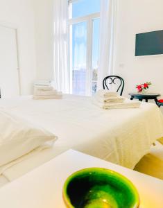 een groene kom op een bed in een kamer bij L'Ancora appartamenti 5 in Giovinazzo