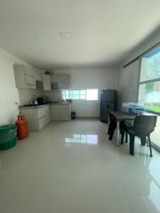 Una cocina grande con una mesa y una encimera. en Villa Isabel Casa Patio, en Ríohacha