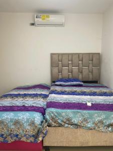 Un dormitorio con una cama con dos mantas y un calentador. en Villa Isabel Casa Patio, en Ríohacha 8 fotos más