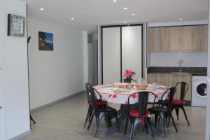 Η κουζίνα ή μικρή κουζίνα στο 8-guest apartment in Albiez with large balcony