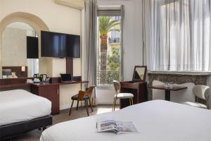 TV a/nebo společenská místnost v ubytování Best Western Plus Hôtel Brice Garden Nice
