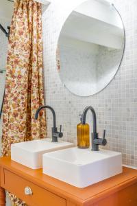 ein Badezimmer mit zwei Waschbecken und einem Spiegel in der Unterkunft Proche Château Appartement Calme & Familiale in Versailles