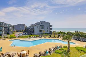 una imagen de una piscina en un resort en N Topsail Beach Oceanfront Condo with Pool!, en North Topsail Beach
