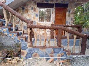 Fotografie z fotogalerie ubytování Rustic Stone House with Beach Access v destinaci Ilogmalino