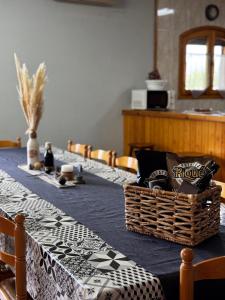 une table avec un panier dessus dans l'établissement Era de Cal Baro - Casa rural con gran piscina y jardin, à Collfred 29 autres photos